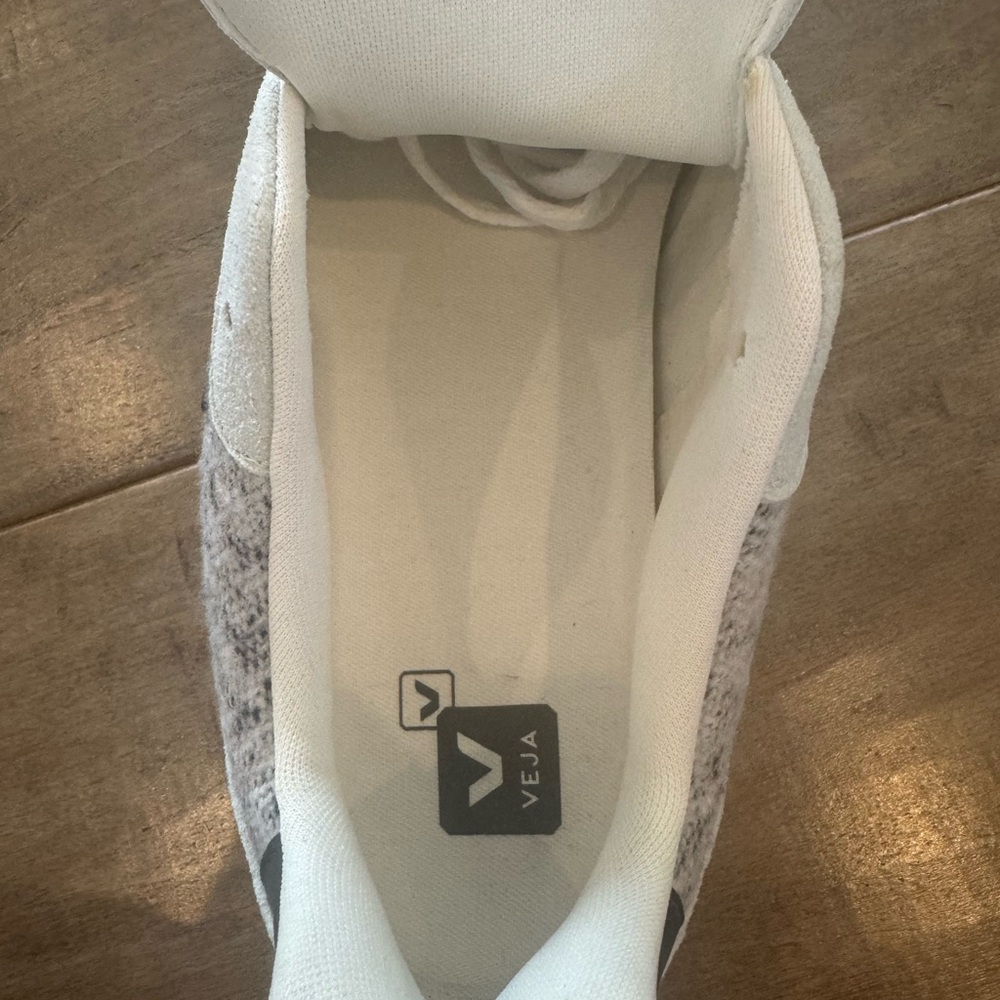 Veja Off-White Sneakers with Black Details - Picture 6 of 6